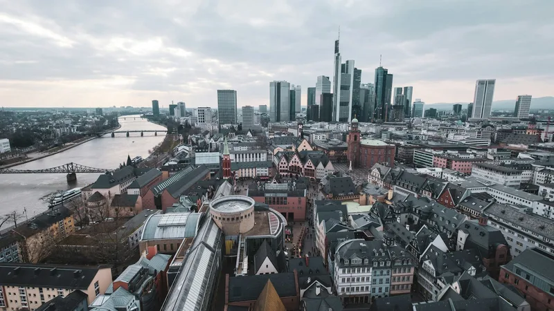 Luftaufnahme des Mains mit Eisernem Steg und Untermainbrücke, nördlich davon die Altstadt und die Skyline