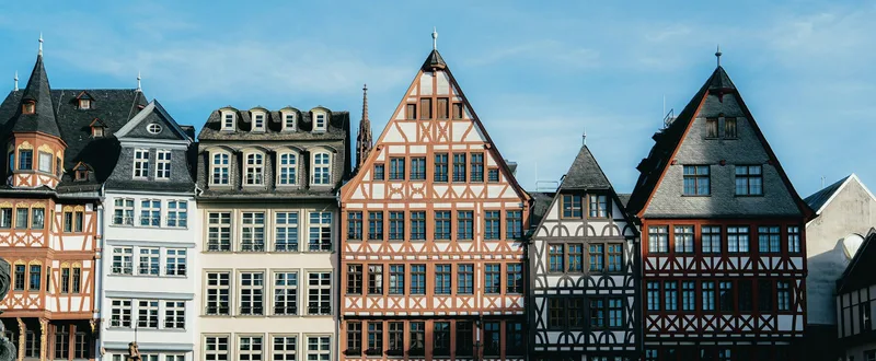 Die rekonstruierten Fachwerkgiebel der Ostzeile am Römerberg
