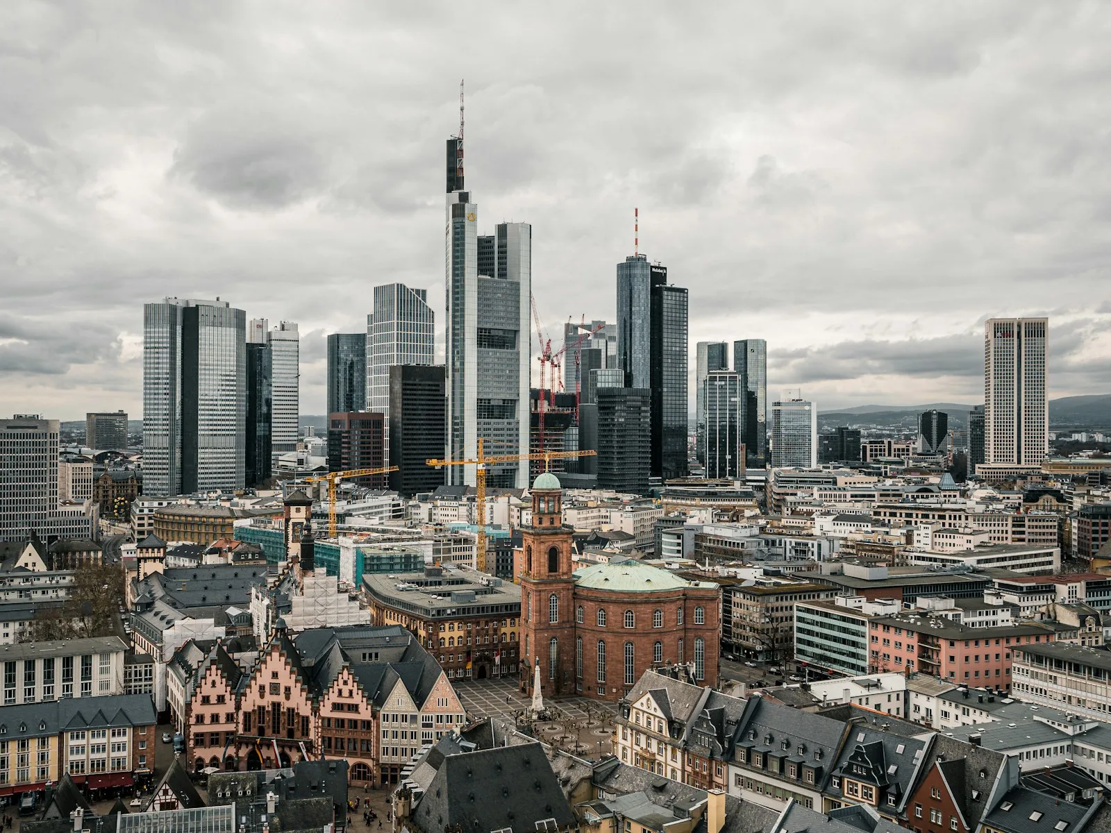 Blick vom Domturm über die Dächer der Altstadt mit Römer und Paulskirche auf die Hochhäuser des Bankenviertels